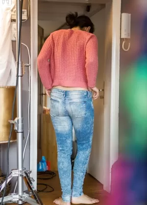 Фокси красотка Натали Ласт бреет свои ножки и теребит свою щелочку в душе