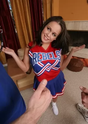 Красивая чернокожая девушка Карма Мэй связалась с хорошо подвешенным чернокожим мужчиной