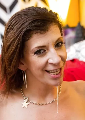 Блондинка МИЛФА порнозвезда Кэти Морган обнажает большие сиськи перед тем, как отсосать член