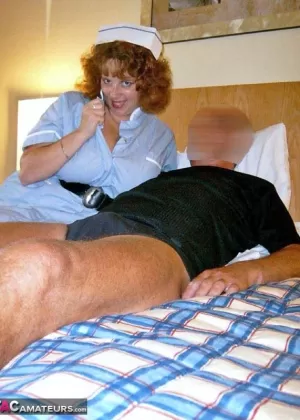 Пожилые любители дергают за пенис чернокожего мужчины в костюмах для косплея