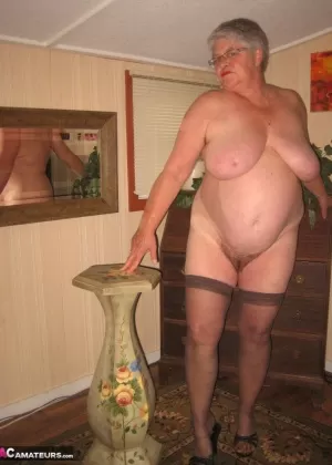 Толстая старуха Богиня пояса снимает черное нижнее белье, чтобы позировать обнаженной в чулках