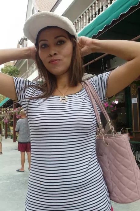 Азиатская любительница Сильви принимает член секс-туристов в свой зад на кровати