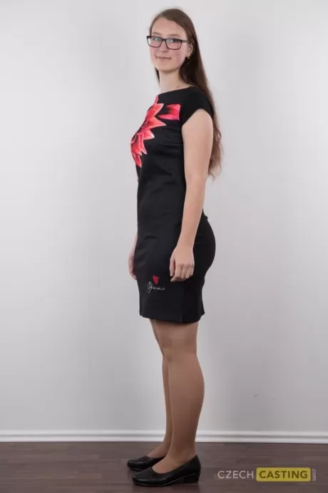 Занудная подросток Катерина стоит обнаженная настолько, насколько это возможно, если не считать ее очков в обнаже 4