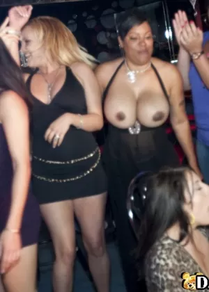 Молодую малестриперку лапают и сосут тусовщицы