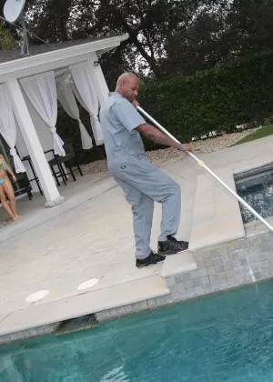 Стройная азиатская милашка в бикини Рэй Ито раздевается и раздвигает ноги на открытом воздухе