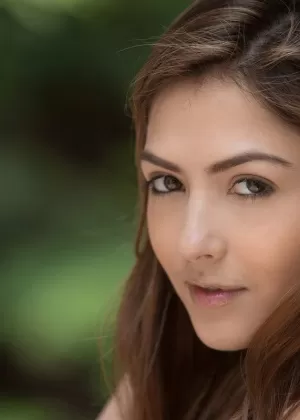 Невинно выглядящая девушка снимает свой комбинезон перед мастурбацией