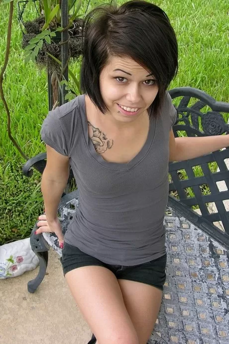 Миниатюрная любительница щеголяет красными ногтями во время работы моделью в обнаженном  1