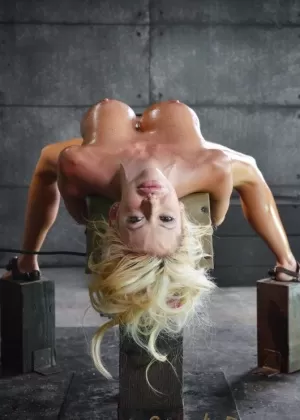 Большая сиськастая блондинка Кортни Тейлор терпит жесткий трах в подземелье