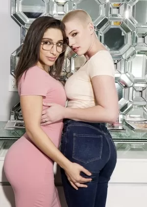 Студентки колледжа Райли Никсон и Абелла Дэнджер лижут пизды, пробуя лесбийский секс