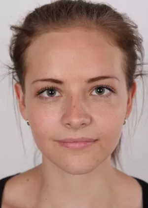 Молодая девушка Магдалена снимает юбку, а затем нижнее белье, чтобы позировать обнаженной