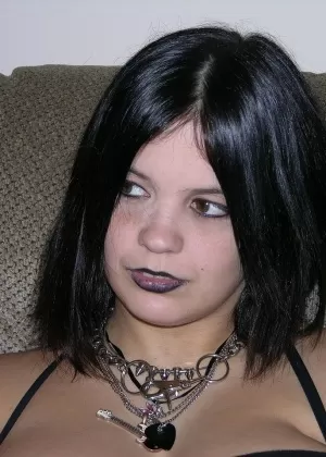 Пухленькая блондинка раздевается догола, прежде чем взять в руки длинный член