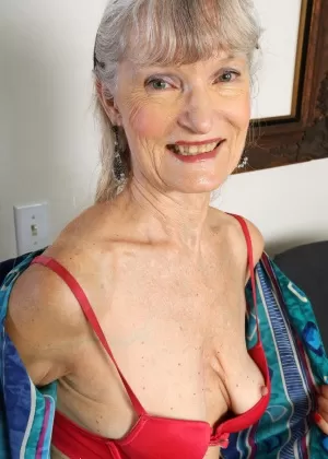 Неопытная Лейла Ларсон демонстрирует свои обвисшие сиськи и волосатый куст