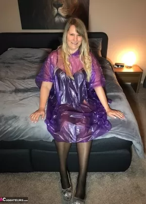 Зрелая любительница сладкой Сьюзи задирает прозрачный плащ, чтобы показать свою киску