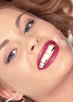 Большеротая Никки Андерсон получает глубокий минет и полный рот в ретро групповухе