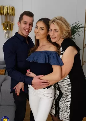 Пышногрудая пума трахается с молодой парой для секса втроем