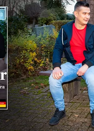 Одетая в очки учительница МИЛФ Эшли Файрс снимает юбку для просмотра задницы