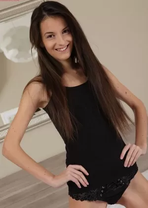 Тощая любительская девушка Консуэла раздевается и начинает ласкать пальцами лысую киску подростка