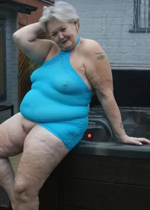 Тучная старуха бабушка Либби покрывает свое обнаженное тело лосьоном