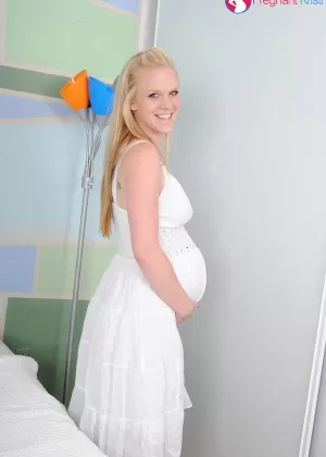 Латиноамериканка Талия играет со своими большими молочными сиськами в бейсболке