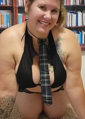 Толстая школьница Камрин Монро показывает свои трусы, прежде чем обнажить большие сиськи и задницу