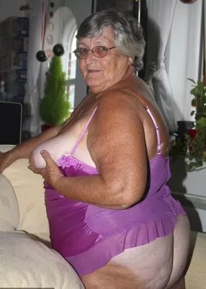 Пожилая блондинка толстушки Мелоди показывает свою большую задницу и большие сиськи в саду