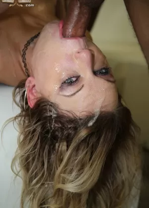 Азиатка Фэй раздевается до костюма на день рождения перед началом минета