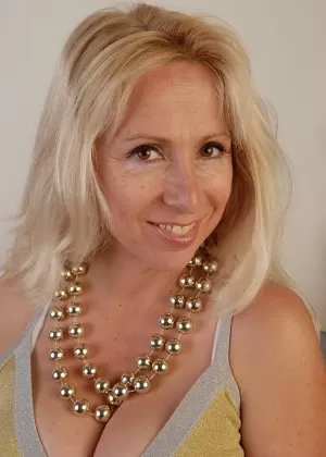 Зрелая блондинка с большими сиськами и татуированным задом показывает свою гостеприимную пизду