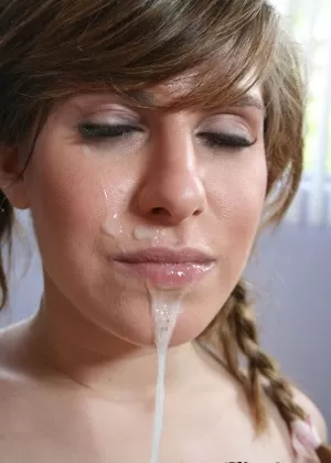 Молоденький хуесос Рома получает жесткий удар мясистым членом