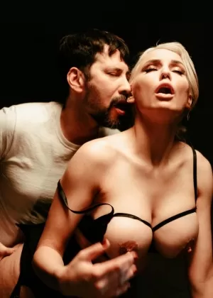 Блондинка Кензи Тейлор показывает свой покрытый спермой язык во время БДСМ игры