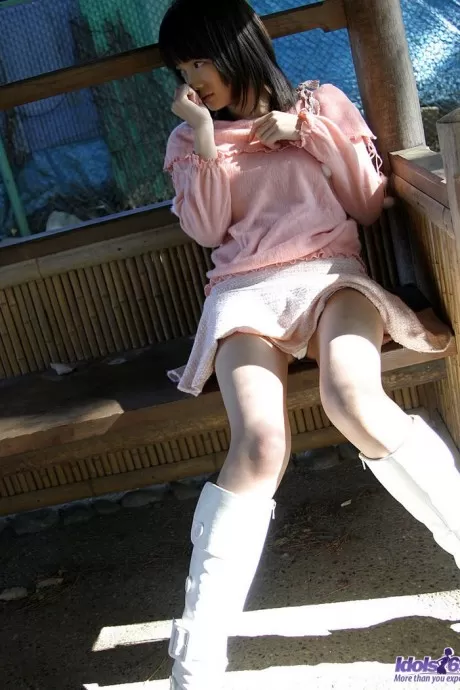 Японская модель Нана обнажает свои сиськи и кусты в белых латексных сапогах