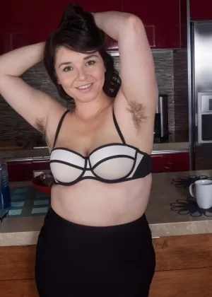 Толстая самка Максин Холлоуэй обнажает свои волосатые ямочки, прежде чем раздвинуть свой бобер