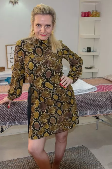 Возбужденная бабуля соблазняет молодого парня, пока он натирает маслом ее обнаже 15