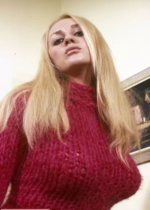 Негритянка в бикини и шляпе от солнца направляется в лес, чтобы раздеться догола