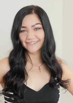 Симпатичная брюнетка Карли Бейкер в подтяжках мастурбирует обнаженную киску вибратором