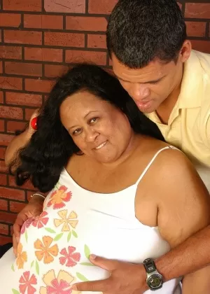 Горячая негритянка толстушка в прозрачном нижнем белье выставляет напоказ смазанную маслом большую попу под тропическим солнцем