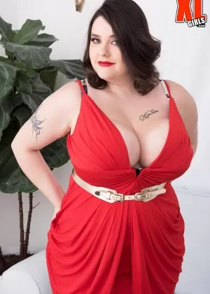 Татуированная толстушки Нагини показывает свои гигантские сиськи, когда она снимает красное платье