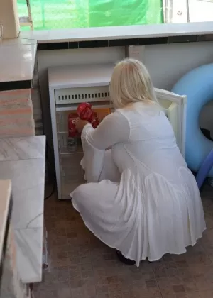 Пожилая любительница Мелоди показывает свою большую задницу в стрингах и подходящем лифчике