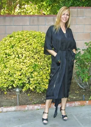 Британская цыпочка Хейли Мари Коппин и ее любовник-лесбиянка раздеваются до чулочно-носочных изделий