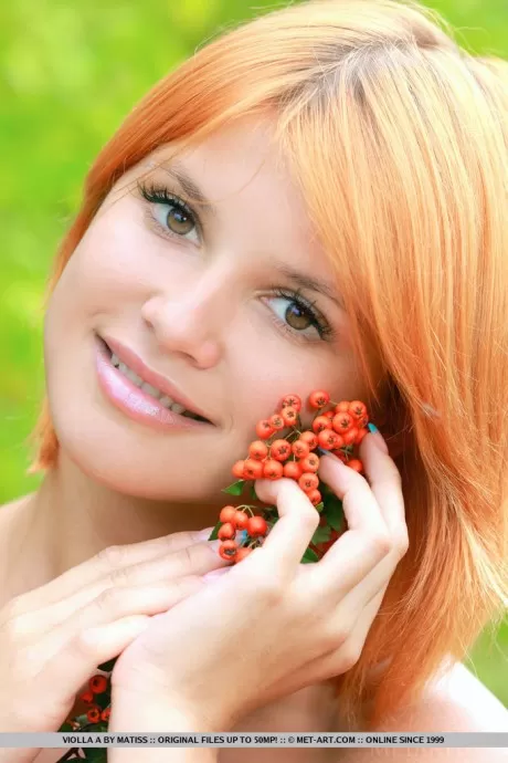 Обнаженная рыжеволосая Виолла А демонстрирует свою бритую киску на открытом возду 11