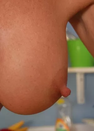 Зрелая леди Ванесса ласкает свои большие сиськи на кухне