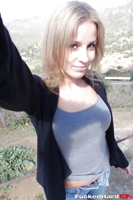 Любительская милашка Джас выходит на улицу, чтобы раздеться для селфи голышом