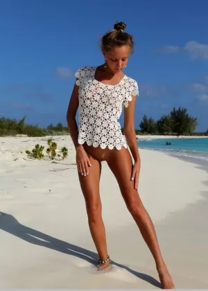 Худенькая подросток Сандра Лаувер бродит по береговой линии совершенно голая