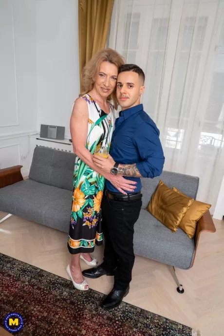 Старая блондинка получает сперму на свою задницу после секса со своим мальчиком 1