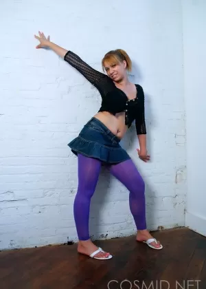 Зрелая рыжеволосая Кирас Нейлонс натягивает юбку поверх колготок в ванной