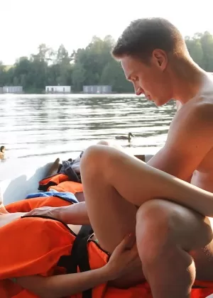 Сцена позирования на открытом воздухе с замечательной красоткой в униформе Каролой