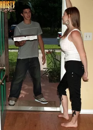 Кристи Маркс жестко трахается с курьером и отдает сиськи за сперму