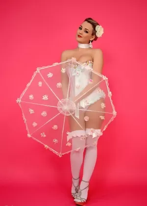 Рыжеволосая пинап-модель Хлоя-Луиза кончает на колени во время стриптиза