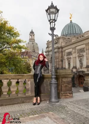 Потрясающие лесбиянки в чулках раздеваются и ублажают друг друга