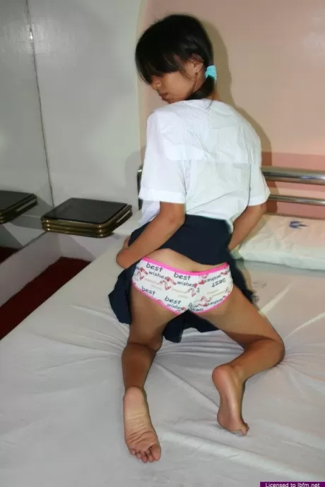 Миниатюрная тайская любительница Кэт получает внутреннюю сперму во время траха от первого лица