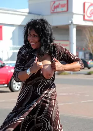 Зрелая красотка Даника Коллинз обнажает свои сиськи и пизду на публике